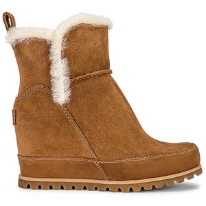 NWT in box UGG Malvella Bootie in Chestnut Suede- 9